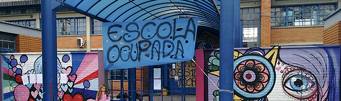 escola com cartaz de ocupada na fachada