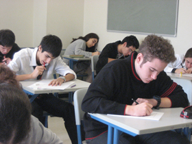 Foto estudantes fazendo prova