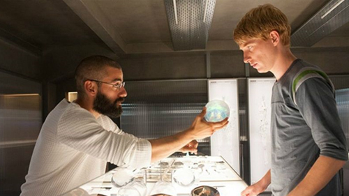 Cena do filme Ex-Machina. Homem mostrando uma bola diferente para um garoto.