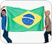 Dois meninos carregando felizes a bandeira do Brasil