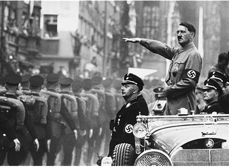 Foto-de-Hitler-sinalizando-com-o-braco-enquanto-soldados-passam