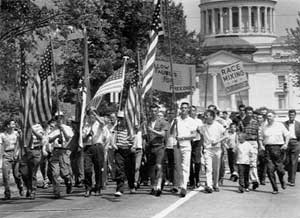 Imagem-de-manifestantes-racistas-lotando-a-High-Street 