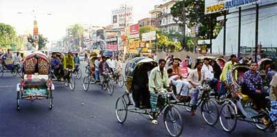 Imagem-de-varias-pessoas-aglomeradas-de-bicicletas