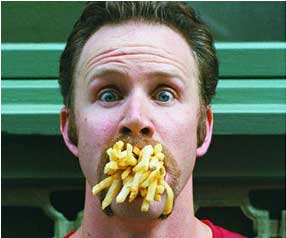 Foto-do-diretor-Morgan-Spurlock-com-batatas-na-boca