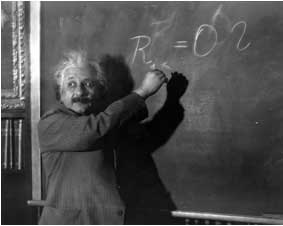 imagem-de-Albert-Einstein-escrevendo-numa-lousa