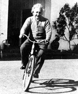 Imagem-de-Albert-Einstein-andando-de-bicicleta-com-semblante-feliz