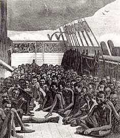 Imagem-de-muitos-escravos-extremamente-magros-juntos-sentados-no-chao
