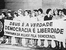 Imagem-de-mulheres-segurando-faixa-escrita-Deus-e-a-verdade-Democracia-e-liberdade-Campanha-da-mulher-pela-democracia