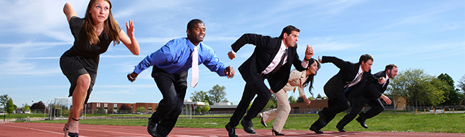 CHA profissionais em uma pista de atletismo competindo em uma corrida