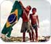 Dois-meninos-sem-camisa-em-meio-a-um-ambiente-cheio-de-lixo-erguendo-uma-bandeira-rasgada-do-Brasil