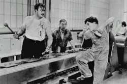 Cena-do-filme-em-que-Chaplin-esta-em-frente-aos-trabalhadores