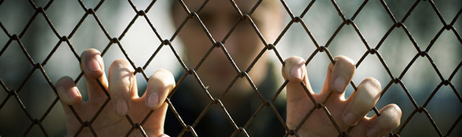 inveja, ressentimento e sentimento de exclusão garoto desfocado com as mãos em uma grade