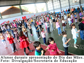 Alunos durante apresentao no Dia das Mes