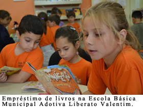 Estudantes em atividade na biblioteca