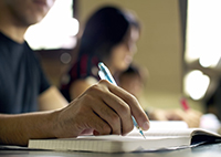 jovem fazendo prova em sala de aula