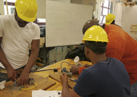 jovens tendo aula tecnica