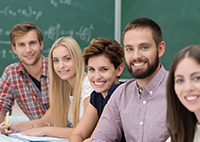 alunos sentados na sala de aula sorrindo