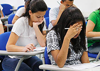 jovens em sala de aula sentados fazendo o exame