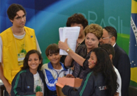 Foto de estudantes entregando projetos de sustentabilidade. Crdito: Agncia Brasil