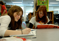 Foto de meninas estudando. Crdito: MC Quinn/flickr