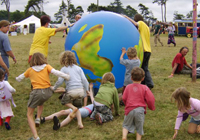 Foto de crianas com globo terrestre. Crdito: gavinandrewstewart/flickr