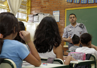 Foto de policial formando alunos da rede. Crdito: A2 Fotografia/Srgio Andrade