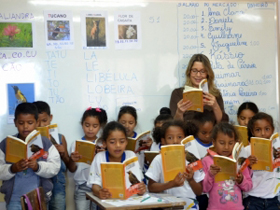 Foto da professora Elieth com seus alunos