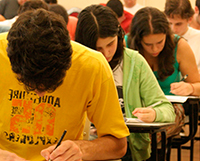 estudantes fazendo avaliao do ProUni