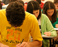 estudante na sala de aula fazendo prova