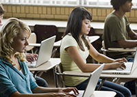 alunos em sala de aula com notebooks