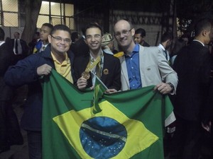 tres jovens empunhando a bandeira do Brasil